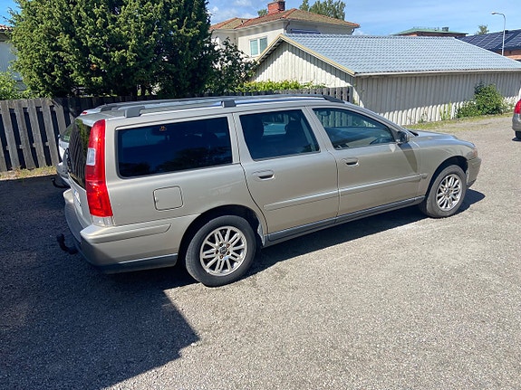 Volvo V70 3 of 5
