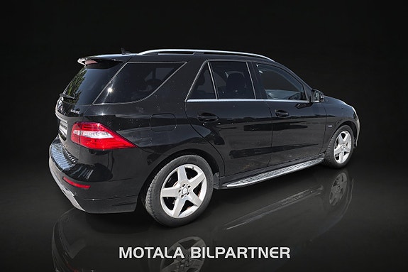 Mercedes-Benz ML350 3 of 5