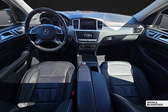 Mercedes-Benz ML350 7 of 18