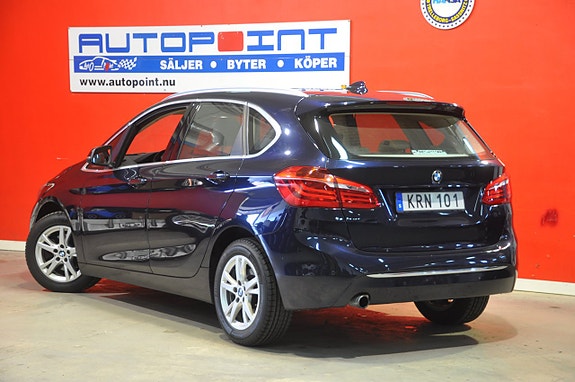 BMW 218d 4 of 5