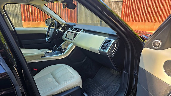 Land Rover Range Rover Sport 13 of 15
