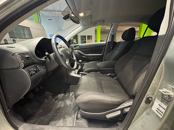 Toyota Avensis 8 of 12