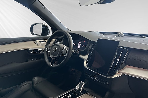 Volvo XC90 10 of 30