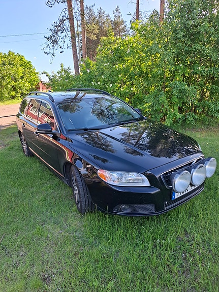 Volvo V70 2 of 5