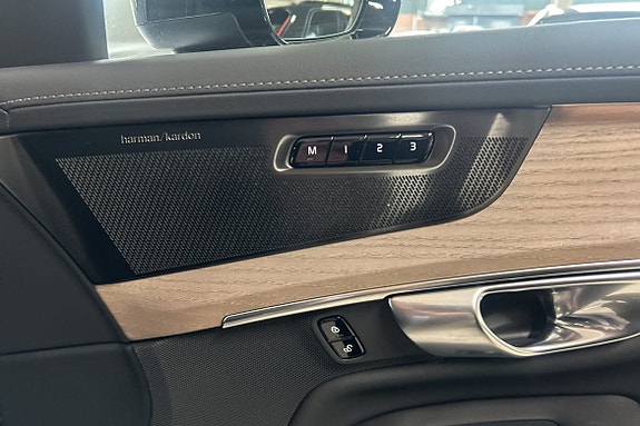Volvo XC90 30 of 30