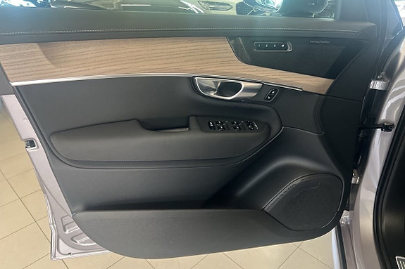 Volvo XC90 16 of 30