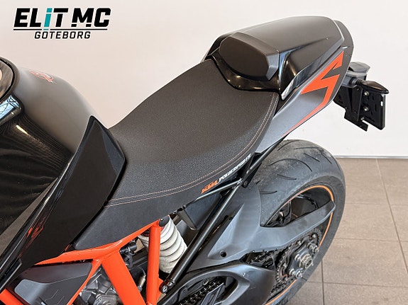 KTM 1290 Super Duke R 1.3 V-twin 18 of 21