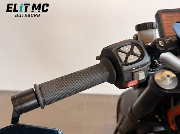 KTM 1290 Super Duke R 1.3 V-twin 19 of 21