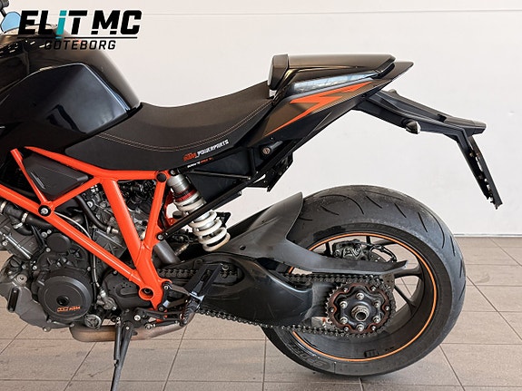 KTM 1290 Super Duke R 1.3 V-twin 15 of 21