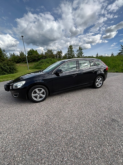 Volvo V60 2 of 5