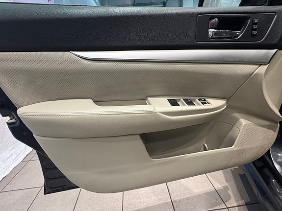 Subaru Legacy 7 of 12