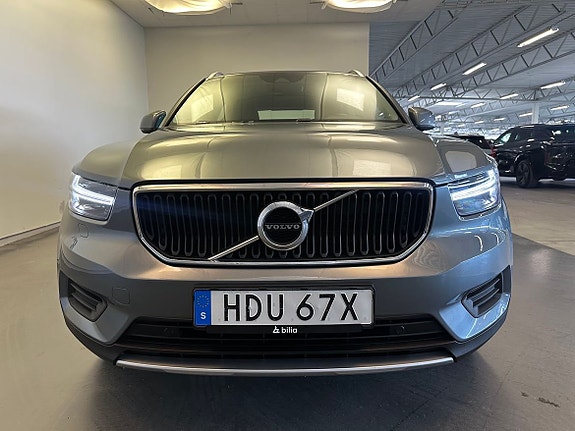 Volvo XC40 2 of 17