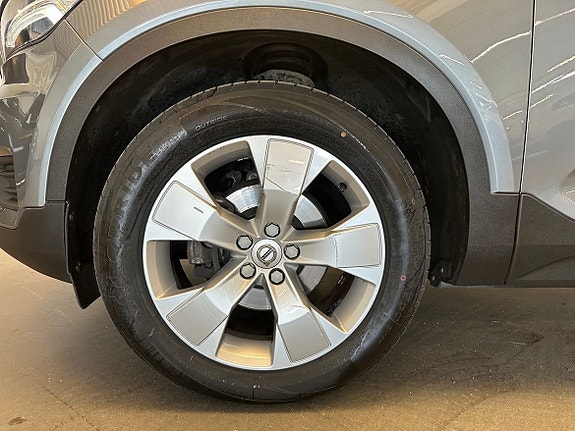 Volvo XC40 3 of 17