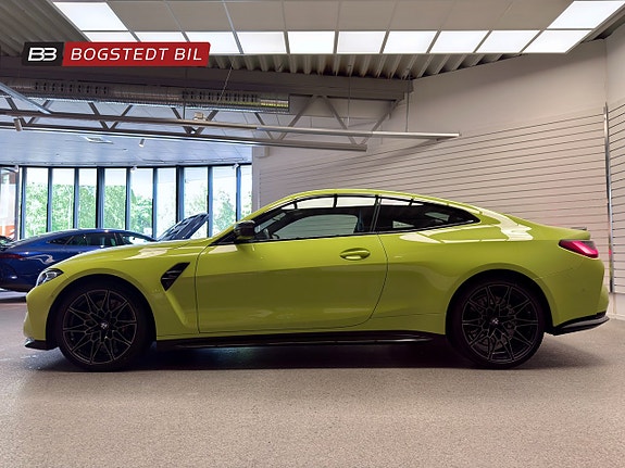 BMW M4 4 of 5