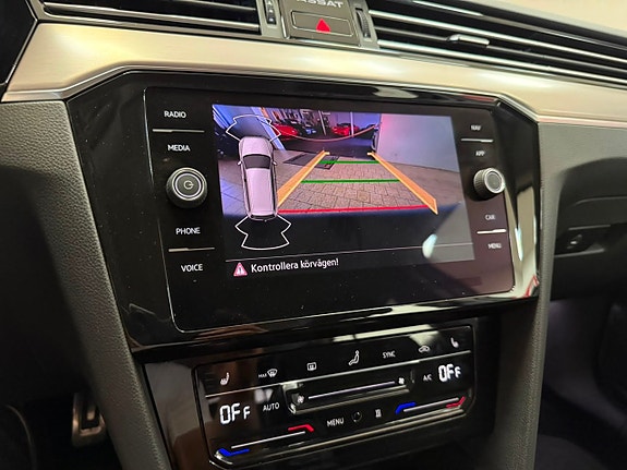Volkswagen Passat Alltrack 25 of 27