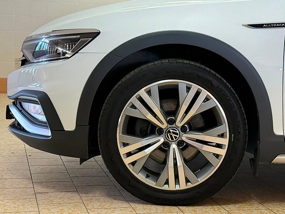 Volkswagen Passat Alltrack 12 of 27