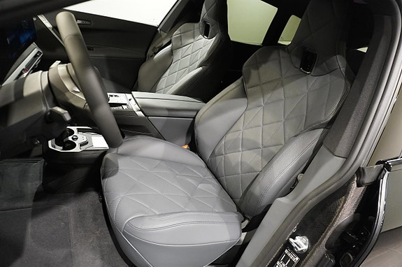 BMW iX 4 of 18