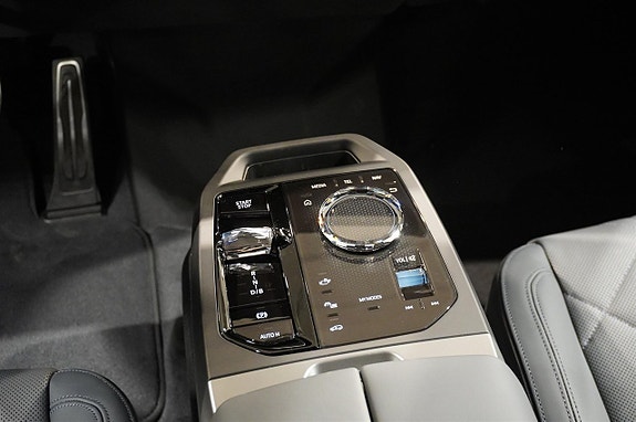 BMW iX 12 of 18