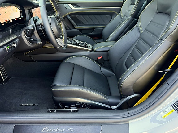 Porsche 911 Turbo S 4 of 5