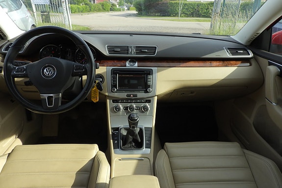 Volkswagen Passat 15 of 17