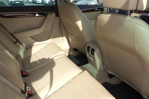 Volkswagen Passat 10 of 17