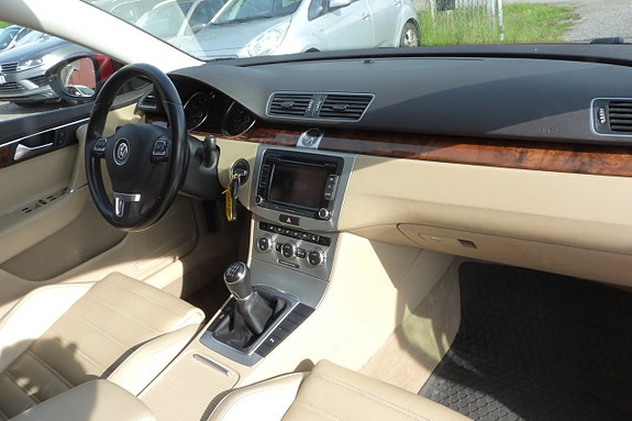 Volkswagen Passat 8 of 17