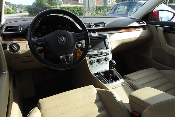 Volkswagen Passat 14 of 17
