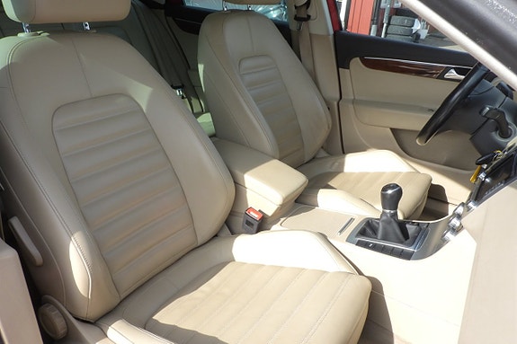 Volkswagen Passat 9 of 17
