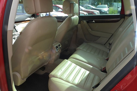 Volkswagen Passat 13 of 17