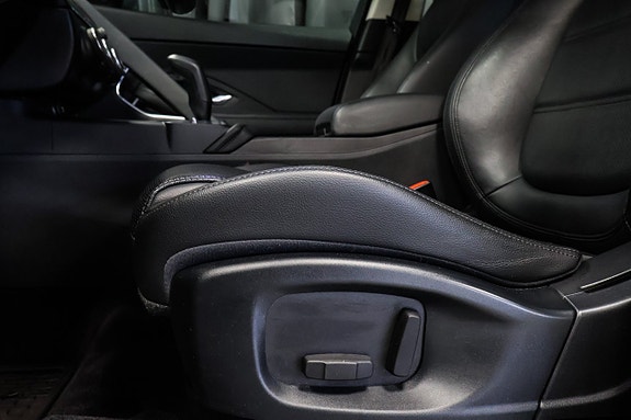 Jaguar E-PACE 16 of 30