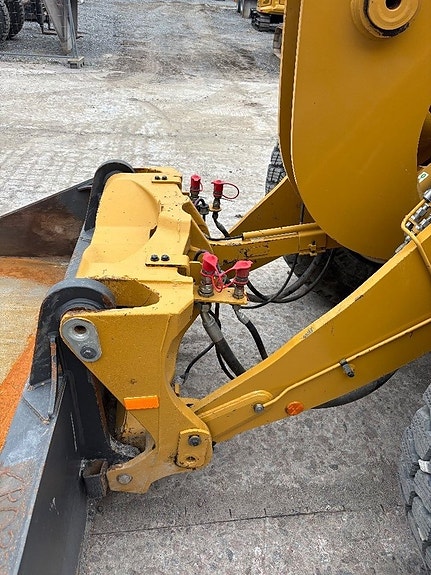CAT 930M 6 of 10