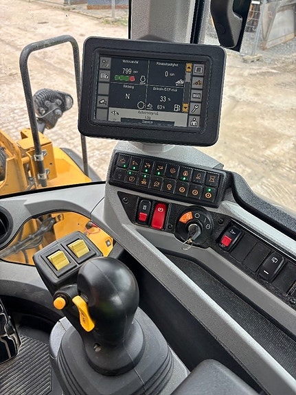 CAT 930M 9 of 10