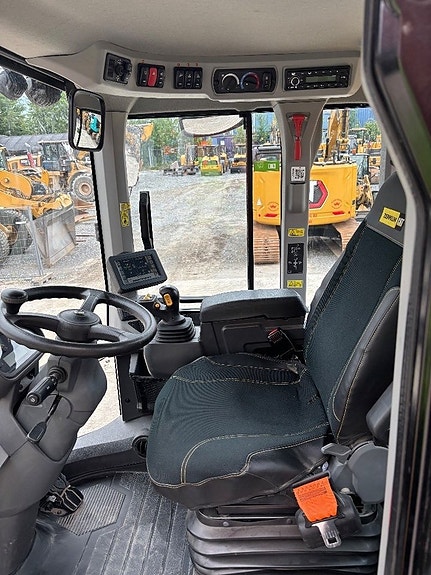 CAT 930M 8 of 10