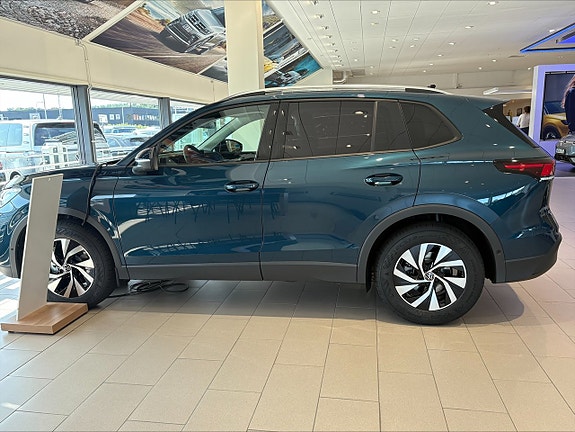 Volkswagen Tiguan 2 of 5