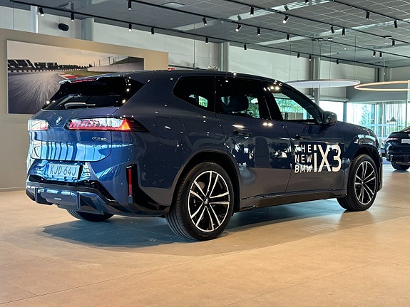 BMW iX3 4 of 5