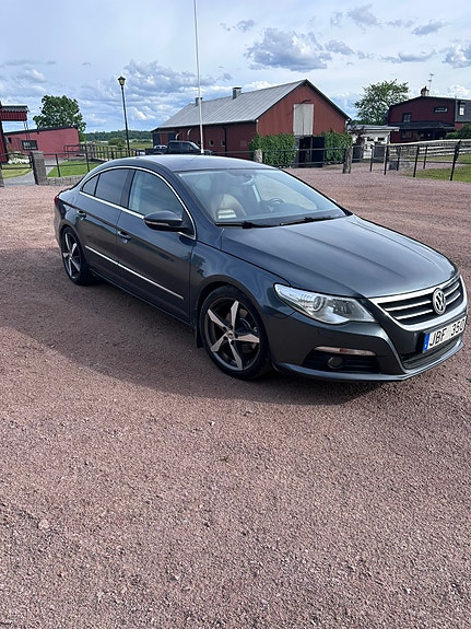 Volkswagen Passat CC 3 of 5