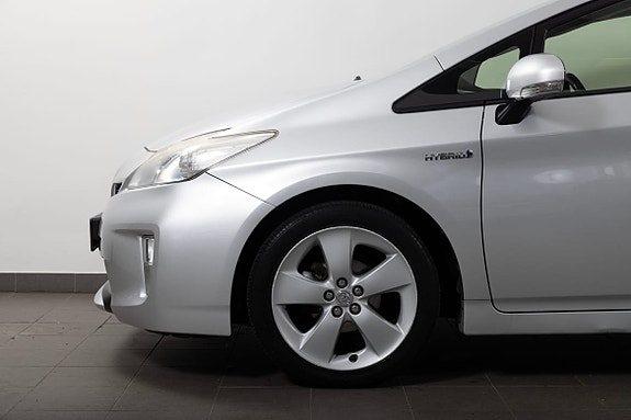 Toyota Prius 4 of 5