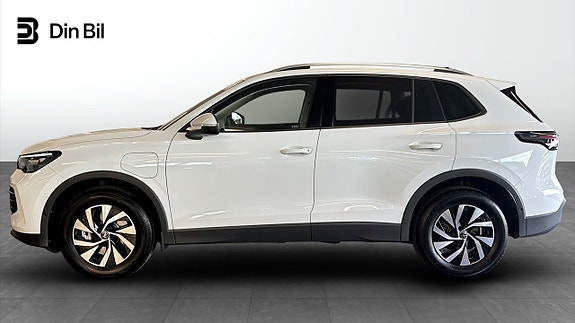 Volkswagen Tiguan 2 of 5