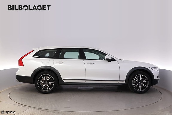 Volvo V90 Cross Country 2 of 5