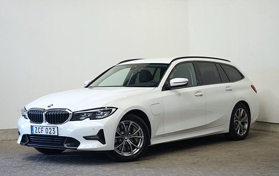 BMW 330e 2 of 15