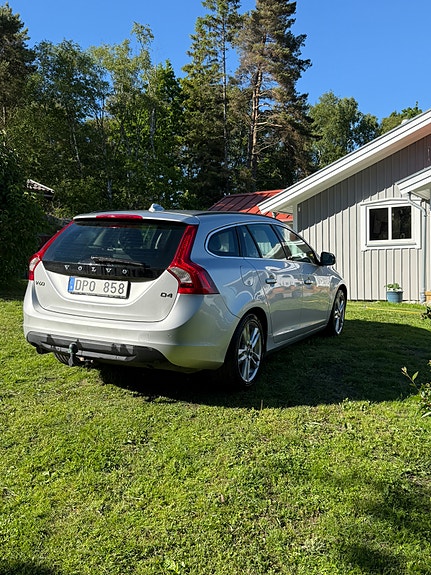 Volvo V60 2 of 5