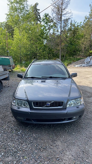 Volvo V40 2 of 5