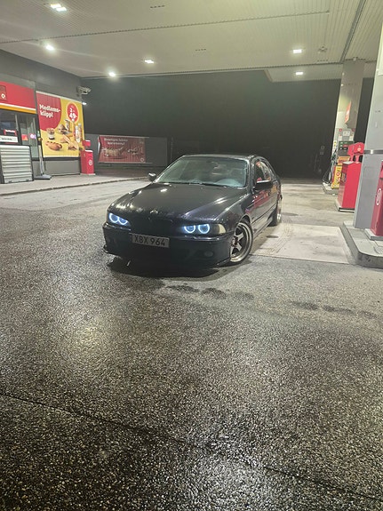 BMW 530i 2 of 5