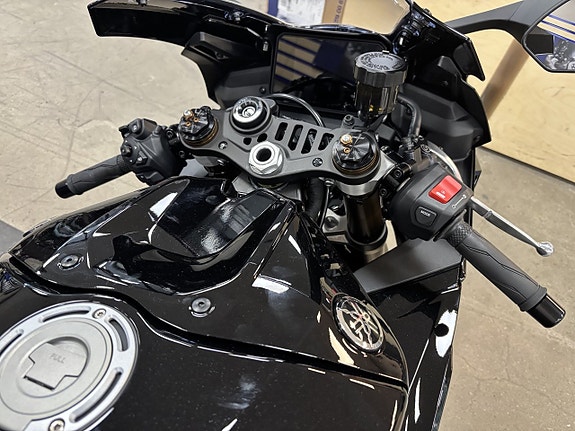 Yamaha YZF-R9 Tech Black 3 of 9
