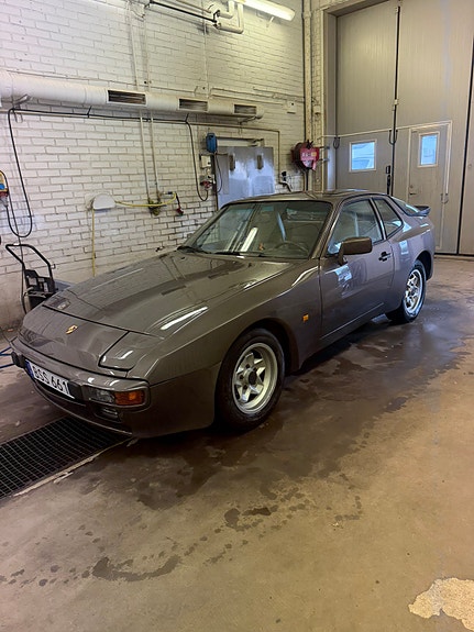 Porsche 944 3 of 5