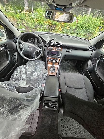 Mercedes-Benz C180 3 of 5