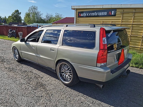 Volvo V70 2 of 8