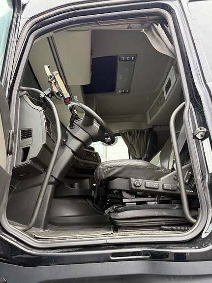 Volvo FH 64 T 10 of 18
