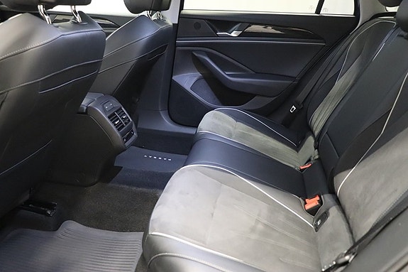 Volkswagen Passat 8 of 12