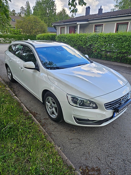 Volvo V60 2 of 5